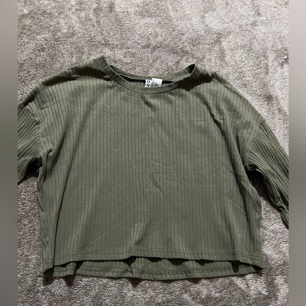 Dark green ribbed longs sleeve shirt